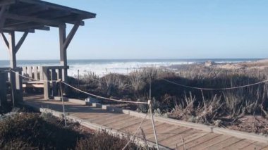 Büyük fırtınalı dalgalar çarpıyor, kayalık kayalık kumsallar, Monterey sahilleri, California okyanus kıyıları ABD. 17 millik sürüş doğası. Su sıçratma, manzara ya da deniz manzarası. Çakıl taşı plajı. Tahta çardak oyuğu yolda.