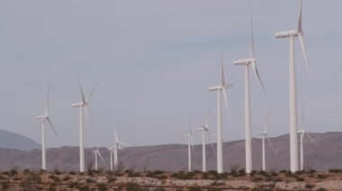 Dönen yel değirmenleri türbini, rüzgar çiftliği ya da elektrik santrali alternatif yeşil yenilenebilir enerji jeneratörleri, Kaliforniya çöl ABD 'de endüstriyel alan. Rüzgâr çiftliğinde elektrik üretimi. El Centro, Kumeyaay.
