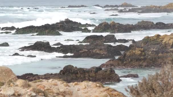 Скелясті Скелі Тихого Океану Морські Хвилі Розбиваються Скелі Мильний Потяг — стокове відео