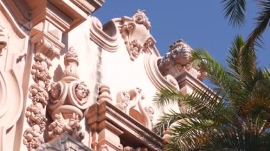 İspanya 'nın yeniden canlandırma mimarisi Balboa Park, San Diego, Kaliforniya' da. Klasik barok ya da rokoko romantizm tarzında tarihi bir bina. Casa ya da eski kale süslemeleri, sıva dekoru, antika sanat..