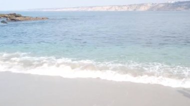 Kristal mavisi şeffaf durgun okyanus, La Jolla Koyu, Kaliforniya, ABD. Turkuaz şeffaf berrak deniz dalgaları. Dalgalı su yüzeyi, tropik cennet lagünü, kumlu sahilde yaz tatili.