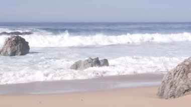 Büyük Pasifik okyanus dalgaları kumlu sahillere çarpıyor, doğanın gücü, deniz kabaran su kıyıya vuruyor. Garrapata Parkı, Big Sur, California sahili, ABD. Deniz manzarası ve kayalar, sisli hava.
