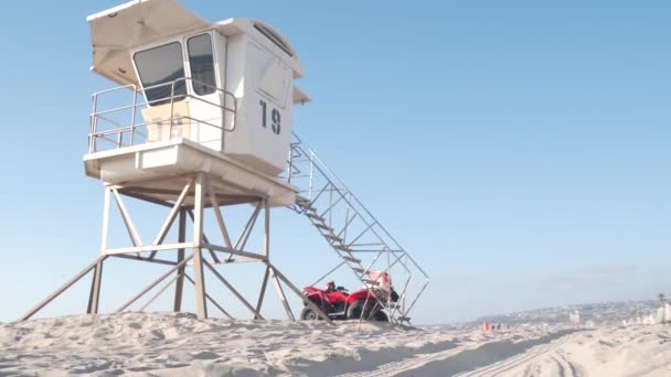 救生员站或救生员塔小屋 在美国加州海滩安全冲浪 夏季太平洋美感 营救站 海岸救生水塔或沙滩上的房屋 任务海滩上的红色越野车 — 图库视频影像