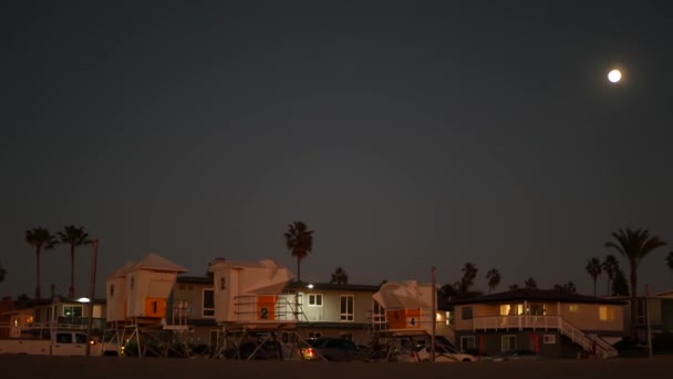 Silhuetas Palmeiras Lua Cheia Céu Crepúsculo Praia Califórnia Eua Casas — Vídeo de Stock