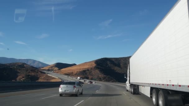 Ciężarówka Lub Naczepa Autostradzie Transport Ładunków Kalifornii Usa Biały Kontener — Wideo stockowe