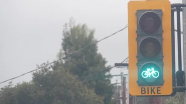 Kaliforniya 'daki kavşaktaki bisikletçiler için sarı trafik ışığı ya da trafik ışığı. Caddelerde ya da kavşakta bisiklet yolu var. Kentte güvenlik bisikleti veya bisiklet taşımacılığı altyapısı.