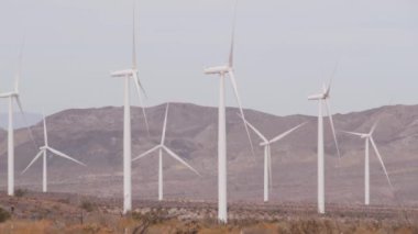 Dönen yel değirmenleri türbini, rüzgar çiftliği ya da elektrik santrali alternatif yeşil yenilenebilir enerji jeneratörleri, Kaliforniya çöl ABD 'de endüstriyel alan. Rüzgâr çiftliğinde elektrik üretimi. El Centro, Kumeyaay.