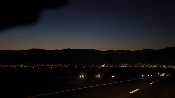 Coche Conduciendo Por Carretera Desértica Por Noche Autopista Carretera Atardecer — Vídeos de Stock