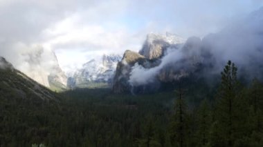 Sisli dağ, çıplak uçurum ya da kayalar, sisli sonbahar havası, Yosemite vadisi, Kaliforniya ABD. Manzaralı kayalıklar, blöf ve sonbahar ormanı. Brume ya da sis bulutları dramatik zaman çizelgesi. Glasier noktasına yakın tünel görünümü