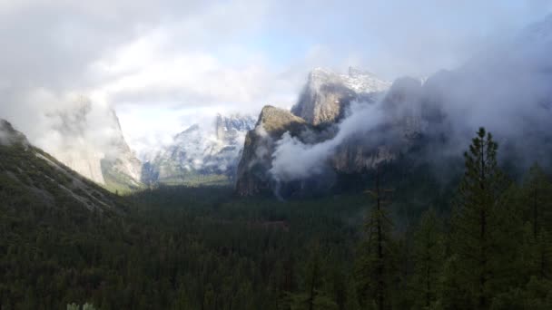 Foggy Berg Kale Klif Rotsen Mistig Herfstweer Yosemite Vallei Californië — Stockvideo