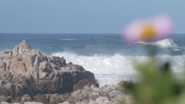 Große Stürmische Wellen Krachen Auf Felsigen Zerklüfteten Strand Der Küste — Stockvideo