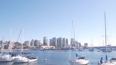 Marina ve şehir merkezindeki yatlar, San Diego şehir merkezi, Kaliforniya kıyısı, ABD. Yükselen gökdelenler ve körfez, liman kenarı gezinti güvertesi. Limanda kentsel mimari ve yelkenli