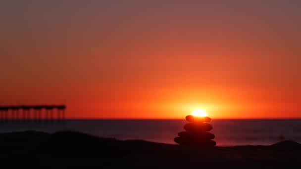 Стопка Камешков Песчаный Пляж Закатное Небо Камень Балансирует Солнечном Свете — стоковое видео