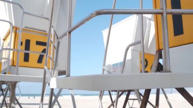 Cankurtaran standı ya da sörf için can kurtaran kulesi, California Mission Beach, ABD. Kurtarma kulübesi, hayat kurtaran istasyon soyut, klasik geometrik arka plan. Mimaride minimalizm ve modernizm