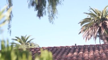 Eski evin çatısı, terracotta seramik kil fayanslar. Meksika ya da İspanya sömürgesi Akdeniz tarzı, kırsal bahçe. Taşra köyü, yeşillikteki kırsal çiftlik. California banliyösü.