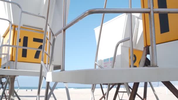 美国加利福尼亚代表团海滩的救生员或救生员冲浪塔 营救小屋 救生站作为超现实的抽象复古几何背景 建筑学中的简约主义和现代主义 — 图库视频影像