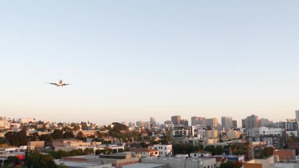 Самолёт Приземляется Аэропорту Сан Диего Калифорния Сша Самолётом Прибывающим Закат — стоковое видео