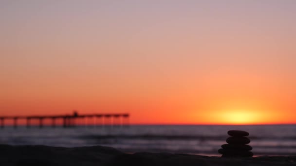 Stos Kamieni Żwirowych Piaszczysta Plaża Oceaniczna Zachody Słońca Niebo Kamień — Wideo stockowe