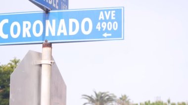 Kaliforniya City Caddesi, kavşağındaki Coronado yol tabelası. Los Angeles yakınlarındaki rıhtım turizm beldesi, kıyı tatilleri için sahil turizm beldesi..