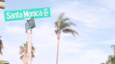 Santa Monica yol ayrımında, California City Caddesi, ABD. Los Angeles yakınlarındaki rıhtım turizm merkezi, deniz kıyısındaki yaz tatilleri için gidilecek yer. Kıyı palmiyeleri.