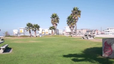 Piknik alanı ve cankurtaran standı ya da sörf için can kurtaran kulesi, Kaliforniya plajı. Kurtarma kulübesi ya da cankurtaran kulübesi, barbekü için umumi park dinlenme yeri. Sadece mangal kömürü, Misyon plajı, ABD.