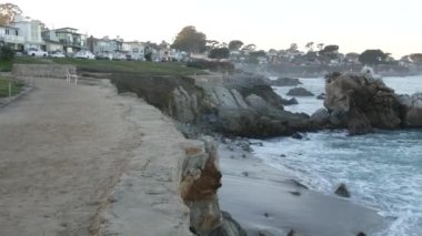 Rocky sarkık okyanus plajı, kıyıya vuran deniz dalgaları, Monterey 17 mil sürüş, California sahili, ABD. Pasifik Korusu, sahil kıyısı gezinti alanı, deniz kenarındaki tarihi evler, sömürge mimarisi..