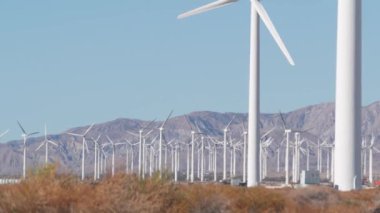 Dönen yel değirmenleri türbini, rüzgar santrali alternatif yeşil yenilenebilir enerji jeneratörleri, Kaliforniya çöl ABD 'de endüstriyel alan. Rüzgâr çiftliğinde elektrik üretimi. Palm Springs, Coachella