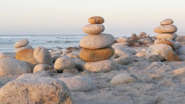 Kamień Balansowania Żwirowej Plaży Monterey Mil Jazdy Wybrzeże Kalifornii Usa — Wideo stockowe