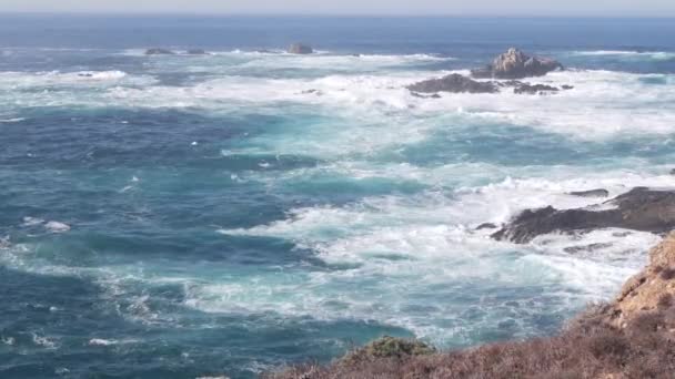 Rotsachtige Grillige Oceaan Strand Grote Golven Die Neerstorten Een Kale — Stockvideo