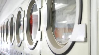 Kaliforniya 'da çamaşır ve kurutma makineleri halka açık bozuk para çamaşırları. Çamaşırhanedeki ya da ticari çamaşırhanedeki çamaşır ve kurutucuların varilleri. ABD 'de otomatik aklama.