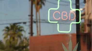 Sigara dükkanında neon tabela, CBD yağı ya da Kaliforniya 'da tıbbi kenevir mağazasında yasal. Dispanserde yasal olarak esrar, esrar, kenevir, esrar veya haşhaş satışı. Eczanede Cannabinoidler.