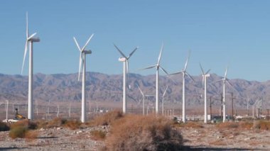 Dönen yel değirmenleri türbini, rüzgar santrali alternatif yeşil yenilenebilir enerji jeneratörleri, Kaliforniya çöl ABD 'de endüstriyel alan. Rüzgâr çiftliğinde elektrik üretimi. Palm Springs, Coachella