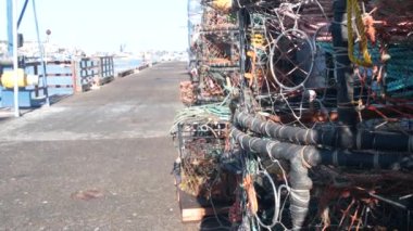 Tuzaklar, ipler ve kafesler rıhtımda, ticari rıhtımda, balıkçılık endüstrisinde, Monterey California USA 'da. Boş tencereler, limanda balık yemi yakalamak için krepler. Birçok balıkçı ağları ve sepetleri limanda. Balıkçılık.
