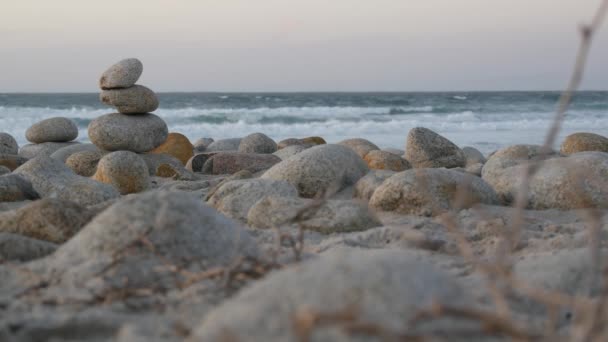 Equilibrio Roccioso Sulla Spiaggia Ghiaia Monterey Miglia Auto Costa Della — Video Stock