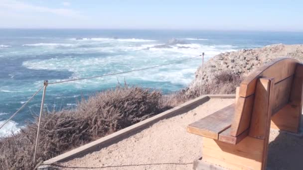 ロッキー険しい海のビーチ 大きな波が裸の崖の上にクラッシュし 青い水のしぶき 海の泡 17マイルのドライブ ビッグサーの近くの自然 空のベンチと海の風景 Point Lobos Monterey — ストック動画