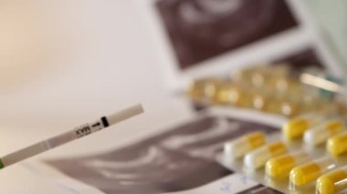 Tüp bebek ya da tüp bebek, üreme destekli teknoloji, kısırlık ya da kısırlık tedavisi. Ultrason veya ultrasonografi, hamilelik testi, şırınga ve haplar. Uyarmak için hormon ilaçları.