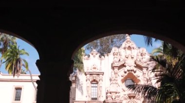 İspanya 'nın yeniden canlandırma mimarisi Balboa Park, San Diego, Kaliforniya' da. Klasik barok ya da rokoko romantizm tarzında tarihi bir bina. Casa ya da eski kale süslemeleri, sıva dekoru, antika sanat..