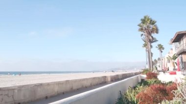 Sahil kenarındaki deniz kenarındaki evler, Kaliforniya, ABD 'deki okyanus sahilleri. Tatil, tatiller ya da Los Angeles yakınlarındaki deniz kıyısında kiralık evler. Sahildeki liman bölgesi, Mission Sahili, San Diego