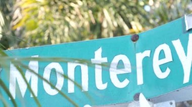 Monterey yol tabelası, California caddesi kavşağı, ABD. Turizm merkezi, tarihi başkent. Sahil seyahatleri için sahil seyahatleri. 17 mil yol, Bay Akvaryumu ve Cannery Row şehri..