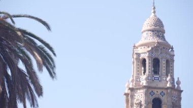 İspanya 'nın yeniden canlandırma mimarisi Balboa Park, San Diego, Kaliforniya' da. Tarihi bina, klasik barok ya da rokoko romantizm tarzı. Çan kulesi ya da çan kulesi, rahatlatıcı sıva süsleme sanatsal dekor.