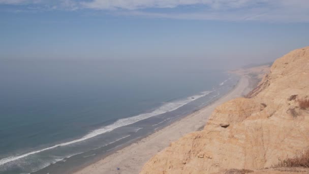 Dik Uçurum Kaya Kayalık Sisli Hava Kaliforniya Kıyılarındaki Erozyon Abd — Stok video