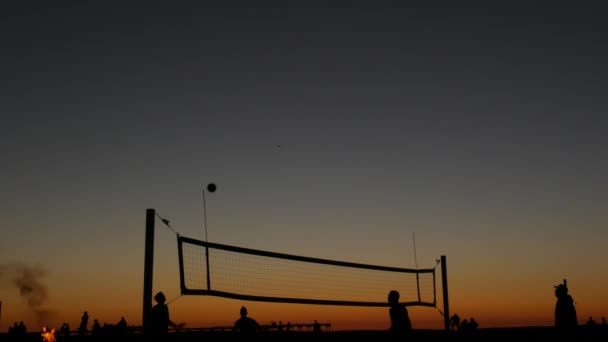 Volleyboll Nät Siluett Stranden Sport Domstol Vid Solnedgången Människor Som — Stockvideo