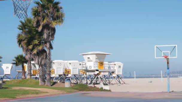 Φοινικόδεντρα Και Γήπεδο Μπάσκετ Γήπεδο Στην Παραλία Καλιφόρνια Ακτή Ηπα — Αρχείο Βίντεο