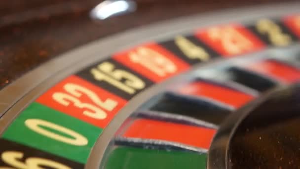 Ball Auf Französischem Roulettetisch Casino Das Rad Dreht Sich Dreht — Stockvideo