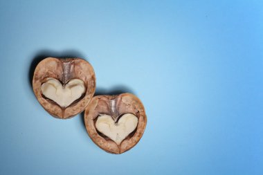 kalpleri iki yarım ceviz, ceviz mavi bir arka plan üzerinde Sevgililer