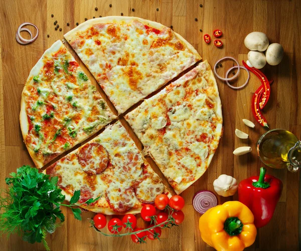 Фастфуд, вкусная горячая итальянская пицца с овощами и ветчиной — стоковое фото