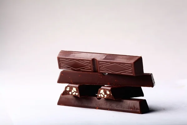 Barra de chocolate no fundo branco doce, saboroso , — Fotografia de Stock