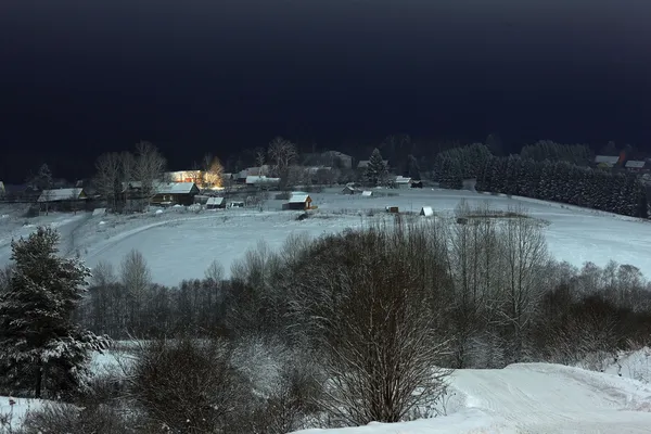 Paisagem de inverno noturno no campo — Fotografia de Stock