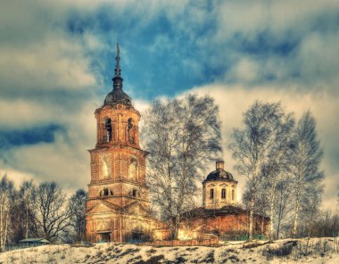 donmuş nehrin kıyısında Ortodoks Kilisesi