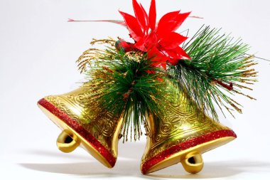 Kırmızı yay ile altın çan. beyaz izole.